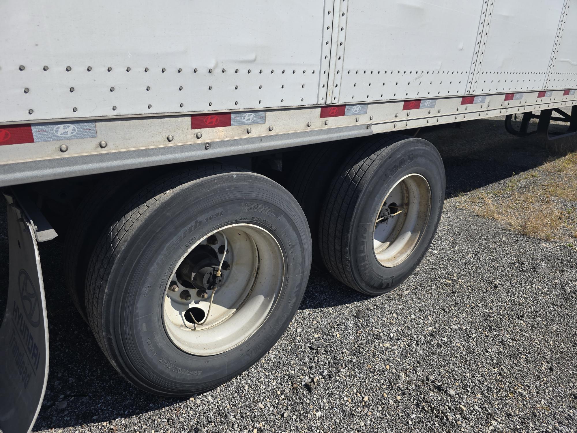 2019 Hyundai 53ft Plate Wall Dry Van - Image 2